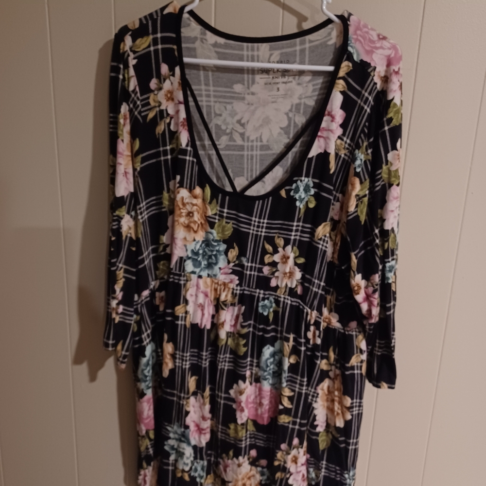 Torrid, Black with flowers tunic, size 3